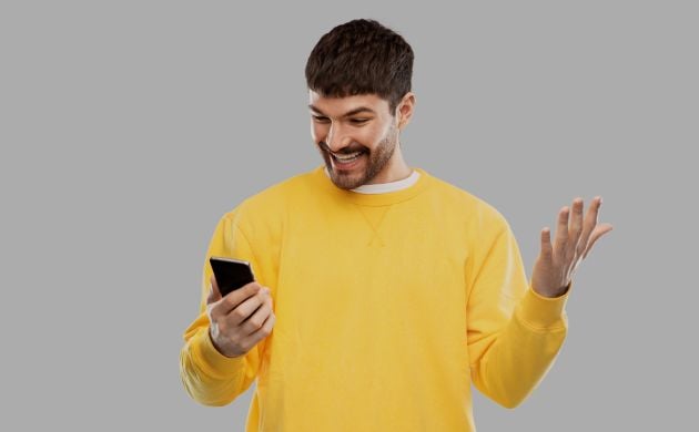 Persona con celular en la mano y la app de Edenred Wallet